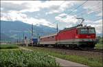 Die Bludenzer 1044 095 (9181 1044 095-8) hat nur wenig Mhe die Sechs Trucks nach Wrgl zubringen.