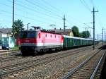 1044 010 durchfhrt mit EZ5918 RADEXPRESS DONAU  den Bhf.