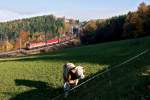 Dieses Klbchen konnte am 01.11.2001 zwischen Eichberg und Kb fotografiert werden, als die beiden Loks der BR 1x44 ihren Gterzug den Berg hinab befrderten.