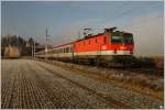 Im Morgennebel zieht 1044 034 den IC 534 von Villach nach Wien Meidling.