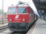 IC bespannt mit 1044 104-6 in Salzburg Hbf kurz vor der Abfahrt Richtung Wien West, 17.8.2006