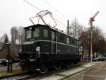 1045-12 hätte freie Fahrt, aber es rührt sich nichts, aber rein gar nichts mehr; somit nur noch Eisenbahntechnisches Denkmal in Attnang/Pu; 170102