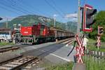 Von einem in der Nähe liegenden Industriebetrieb kommend schiebt 1063 046-5 einen Güterzug in den Bahnhof von St.