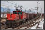 1063 013 fährt am 1.03.2018 mit einem Güterzug durch die Haltestelle Kapfenberg Fachhochschule.