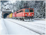 1142 575 und ein Taurus ziehen einen Innofreight Hackschnitzelzug über das Krausel Klause Viadukt nahe Breitenstein II 19_1_2013