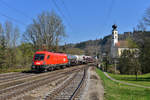 1116 176 mit einem Güterzug am 01.04.2017 in Wernstein am Inn.