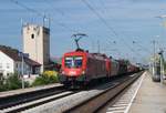 ÖBB 1116 183 (kalt im Schlepp DB 185 307) mit Güterzug bei der Durchfahrt durch den Bahnhof Osterhofen/Ndb.