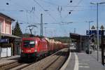1116 057 durchfährt mit einem langen gemischten Güterzug den Bahnhof Vilshofen/Donau in Richtung Plattling.
