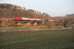 1116 136 mit einem gemischten Güterzug kurz vor Treuchtlingen, 24.03.2018