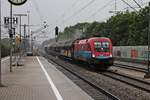 Am 12.09.2017 bespannte 1116 045  Rail Cargo Hungaria  dem kurzen H-Wagen Zug 49838 (Brennero - München Nord), als sie bei Regen durch den Bahnhof von Zorneding in Richtung Norden fuhr.