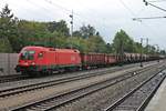 Mit einem gemischten Güterzug fuhr am 12.09.2017 die 1116 077  Christof  bei leichten Regenschauer durch den Bahnhof von Zorneding in Richtung Aßling.