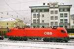 01. Februar 2005, Salzburg Hauptbahnhof, Lok 1116 111 mit großem ÖBB-Logo hat einen Güterzug am Haken.