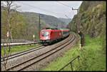 Mit einem internationalen EC erklimmt hier der ÖBB Taurus 1116.054 am 3.5.2023 um 10.41 Uhr die Geislinger Steige in Richtung Ulm.