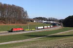 1116 060 mit einem gemischten Güterzug aus Salzburg kommend am 5. Februar 2024 bei Axdorf im Chiemgau.