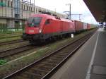 Die 1116 100 mit einem Containerzug bei der Durchfahrt durch Regensburg.