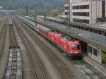 1116 136 und eine andere 1116 vor dem 17 Wagenzug des Transalpin am 6.10.07 in Kufstein