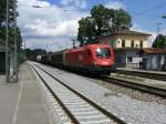 1116 176 bei der Durchfahrt mit einem Gterzug am 30.7.2007 in Aling.