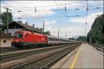 1116 098 durchfhrt mit dem OEC 160  Voralberg , von Wien Westbahnhof nach Zrich Hbf, den Bahnhof Brixlegg. (05.07.2008)
