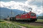 1116 162 untersttzt eine 1144er mit ihrem Gterzug auf der Fahrt in Richtung Wrgl/Salzburg.