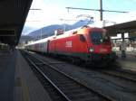 Eine unbekannte 1116er steht vor einem Regionalzug nach Schwarzach-St.Veit.