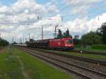 Einen recht langen, gemischten Gterzug zieht die 1116 151-0 am 09.07.09 durch die Bahnhaltestelle Wien Sssenbrunn.