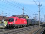 1116 268-2 zieht den aus 12 Wagen bestehenden  Stahlzug  bei Marchtrenk Richtung Wels;110303