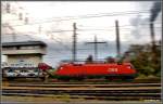 Mitzieher von 1116 051 mit Fiat-Autozug in Wien-Erdberger Lnde, 27.10.2011