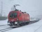 Die E1116 088-4 als Schublok einer Ro-La von Brennersee nach Wrgl bei der Durchfahrt unter starkem Schneefal im Bahnhof Brixlegg.