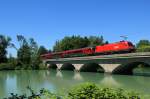 BB 1116 135-3 schleppt einen Railjet Steuerwagen am 16.06.12 ber die Saalachbrcke bei Freilassing.