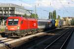 Die 1116 096 zieht einen Container Kombizug durch Mnchen Heimeranplatz am 07.07.2012