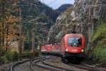 BB 1116 252-6 fhrt mit 7 weiteren Loks am 27.10.12 als Lokzug von Mrzzuschlag durch die Einfahrt Breitenstein.