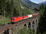 Die 1116 114 und die 1144 062 mit einem Gterzug am 04.05.2013 unterwegs auf dem Hundsdorfer Viadukt bei Bad Hofgastein.