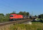 1116 071 mit dem Omfesa-Containerzug am 17.08.2013 auf der Isarbrcke bei Plattling.