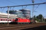 Die BB 1116.267 ist am 30.8.2009 mit einem Intercity in Bratislava Petrzalka  angekommen und wird hier von der slowakischen 742001 verschoben.