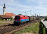 Die 1116 017 mit einem Güterzug am 21.04.2012 unterwegs bei Pleinting.