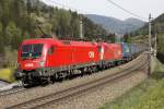 1116 043 und 1116 151 ziehen am 6.05.2014 einen langen Güterzug bei Stainach in Tirol Richtung Brenner.