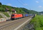 1116 186 mit einem Containerzug am 01.05.2014 bei Wernstein am Inn.