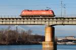 Hoch oben auf der Brücke über die neue Donau ist 1116 086 als Lz in Richtung Wien Simmering unterwegs.