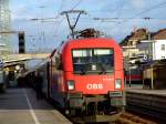 EC 24, gezogen von 1116 011 bei der Einfahrt in Plattling am 17.02.2007.