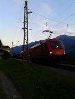 1116 114-0 + 1116 124-9 mit einem Güterzug in Richtung Mallnitz am 26.8.2015 bei einem Kreuzungshalt im Bahnhof Penk.