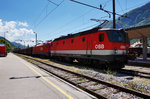 1144 101-3 und 1116 067-0 stehen am 26.5.2016, mit einem Erzzug nach Salzburg, im Bahnhof Jesenice.