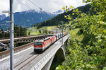 1144 008-0 + 1116 176-9 überqueren mit ihrem Schotterzug in Richtung Schwarzach-St.