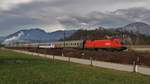 Die 1116 083-7 ist am 11.12.2016 mit dem Sonderzug D408 nach Moskau unterwegs. Hier kurz nach der Ausfahrt in Wörgl Richtung Kitzbühel durch das Brixental. Hoffentlich verliert der Zug nicht wieder die Tür bei 200 Km/h.