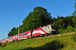 Die 1116 249 der ÖBB mit den Ski-WM-Railjet am 11.06.17 von Traunstein kommend kurz vor Bergen in Oberbayern.