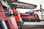 Dreimal railjet, davon einmal mit 1216, in Wien Hbf.