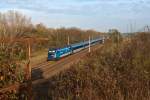 Herbstliches aus Strasshof: 1116 249 ist mit dem EC 77 von Prag nach Wiener Neustadt unterwegs.