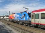 Am 4. März bei sonnigem Wetter erwischten wir den Feuerwehr-Taurus
1116 250 beim Halt in Prien am Chiemsee. Der Zug war unterwegs in
Richtung München.