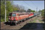 1142 575 + 1142 24 mit Güterzug bei Payerbach am 19.04.2018.