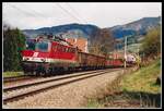 1142 605 mit Güterzug bei Bruck an der Mur am 13.04.2001.