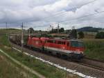 Die 1142 593 und die 1116 110 am 28.08.2010 mit dem Wenzel Containerzug unterwegs bei Haiding.